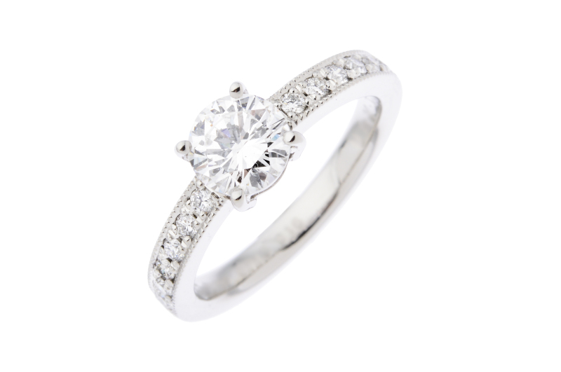 2192 立爪ダイヤモンドリングを結婚指輪と高さを揃えて重ねづけできる 